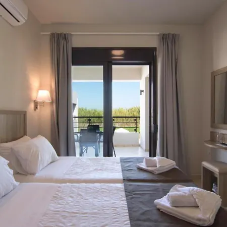 Carisa And Hotel Maleme